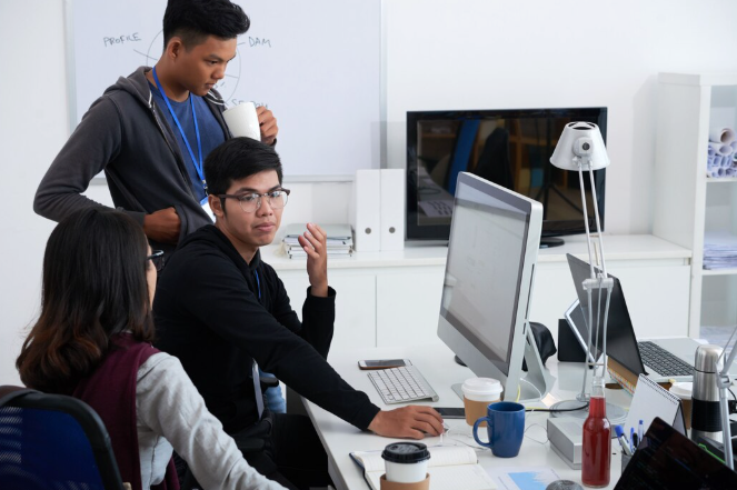 group of it support team discussing something